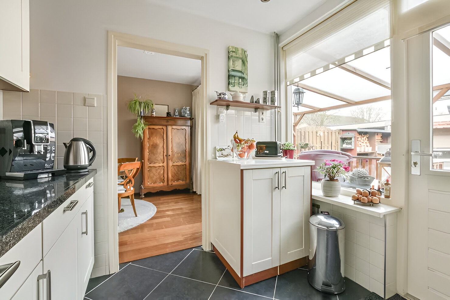 Small Kitchen Before Reno – A Space Waiting for Change